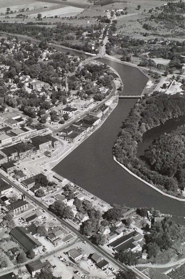 A canal with a 90 degree corner moves from lower right to upper left.