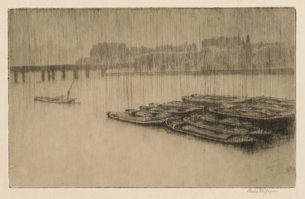 A view of the river Thames with a group of boats tied together and a lone boat to the left. It is raining and a bridge and trees can be seen in the distance.